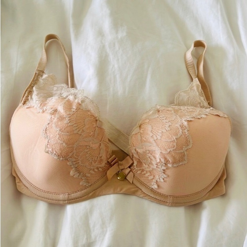 Chantelle Peachy Cream Underwire Bra with Lace Detailing